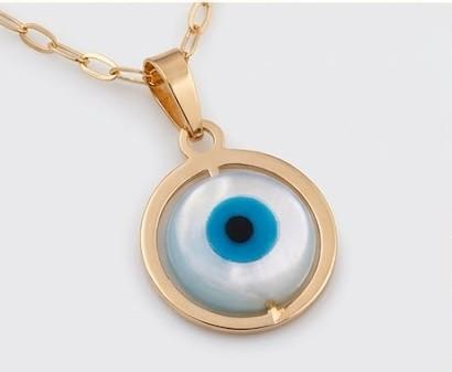 پلاک طلا ۱۸ عیار مردانه و زنانه چشم نظر مدل سواروسکی در نمای نزدیک