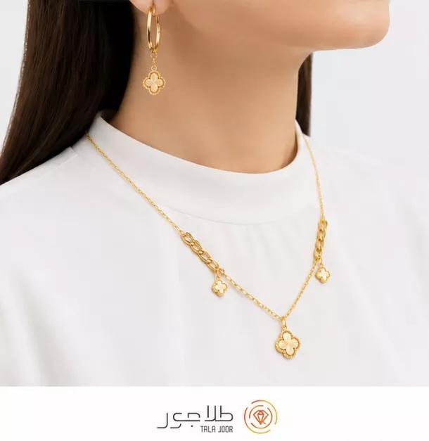 سرویس طلا ۱۸ عیار ونکلیف تراش بدون نگین ظریف روی تن