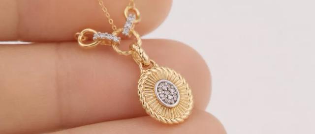 گردنبند طلا ۱۸ عیار زنانه ظریف مدل روبی در نمای نزدیک